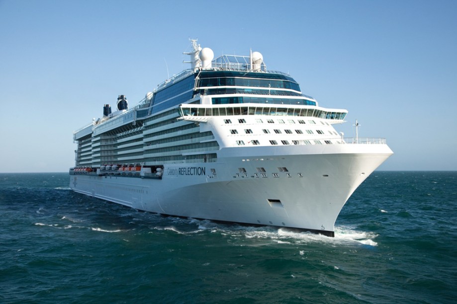 <strong>Celebrity Reflection</strong><br /><strong>Categoria:</strong> família/casais<br /><br />O quinto navio da classe Solstice, da Celebrity Cruises, será inaugurado em outubro de 2012. Semelhante ao Celebrity Silhouette, lançado em 2011, a embarcação terá o espaço The Lawn Club, com cabanas de piquenique e grama natural. O destaque são as acomodações Signature Suites e Reflection Suites. A primeira tem varanda, janelas que vão do chão ao teto e serviço de mordomo em tempo integral. A segunda opção conta com dois quartos, um banheiro com vista para o mar e banheira com chuveiro na varanda. <a href="https://viajeaqui.abril.com.br/materias/pacote-celebrity-reflection-no-caribe-7-noites-1-818-reais" rel="Veja o roteiro e valor do pacote"><strong>Veja o roteiro e valor do pacote</strong></a>.  