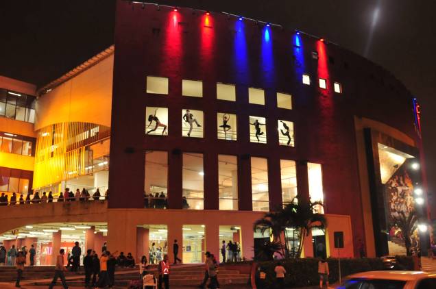 É no <strong>Centreventos Cau Hansen </strong>que acontece a disputada <strong>Mostra Competitiva</strong> do Festival de Dança de Joinville. A arena multiuso com capacidade para 4.300 pessoas mostra o melhor nos gêneros, do balé clássico às danças urbanas É no <strong>Centreventos Cau Hansen </strong>que acontece a disputada <strong>Mostra Competitiva</strong> do Festival de Dança de Joinville. A arena multiuso com capacidade para 4.300 pessoas mostra o melhor nos gêneros, do balé clássico às danças urbanas
