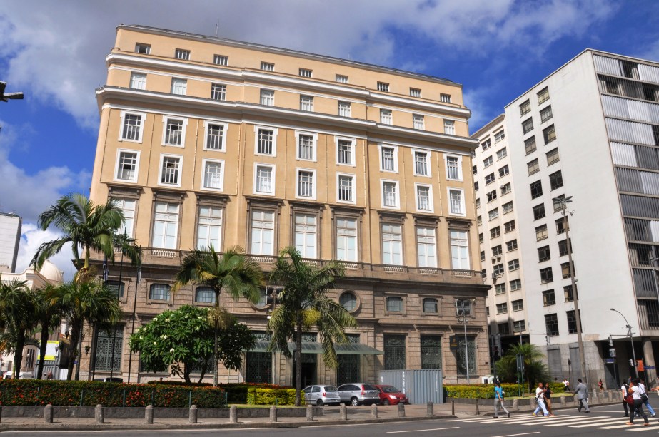 <strong>6. <a href="https://viajeaqui.abril.com.br/estabelecimentos/br-rj-rio-de-janeiro-atracao-centro-cultural-banco-do-brasil" rel="CENTRO CULTURAL BANCO DO BRASIL" target="_self">CENTRO CULTURAL BANCO DO BRASIL</a></strong> (110 metros)            A ex-sede do Banco do Brasil sempre tem uma uma boa exposição em cartaz. No 4º andar há um vasto acervo de medalhas, cédulas e moedas.            <em>Endereço: Rua 1º de Março, 66</em>