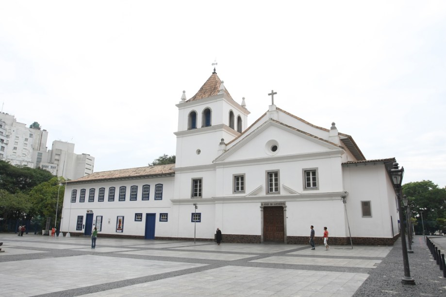 <a href="https://viajeaqui.abril.com.br/estabelecimentos/br-sp-sao-paulo-atracao-pateo-do-collegio" rel="Pateo do Collegio"><strong>Pateo do Collegio</strong></a><br />    A construção já não é a mesma de 1554, quando foi criada a escola de jesuítas que deu origem a São Paulo. Daquela época, só resta uma parede de taipa de pilão, de 1585. O Museu e a Capela Padre Anchieta foram erguidos em 1979, após o edifício ter servido de Palácio dos Governadores (a partir de 1765) e de Secretaria da Educação do Estado de São Paulo (a partir de 1932). O legado histórico reside no local de fundação da capital paulistana e no acervo do museu, composto de quase 700 objetos, entre os quais estão as relíquias do beato numa sala da igreja, a maquete da cidade no século 16 e obras de arte sacra.