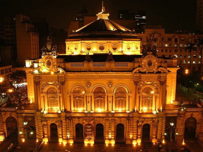 <a href="https://viajeaqui.abril.com.br/estabelecimentos/br-sp-sao-paulo-atracao-theatro-municipal" rel="Theatro Municipal"><strong>Theatro Municipal</strong></a><br />    É um ícone do Centro da cidade, com fachada inspirada na Ópera de Paris. O teatro foi projetado em 1911, por Ramos de Azevedo e os italianos Cláudio e Domiziano Rossi, para receber a elite paulistana. Abrigou a Semana de Arte Moderna em 1922, movimento que buscou renovar a cultura brasileira com a arte modernista. Por fora, o prédio exibe traços renascentistas barrocos do século XVII. Em seu interior, essas características são acompanhadas de vitrais, mosaicos e de um lustre com 7 mil cristais belgas. É a sede da Orquestra Sinfônica Municipal e do Balé da Cidade de São Paulo. Em 2011, o Theatro Municipal de São Paulo completa 100 anos.