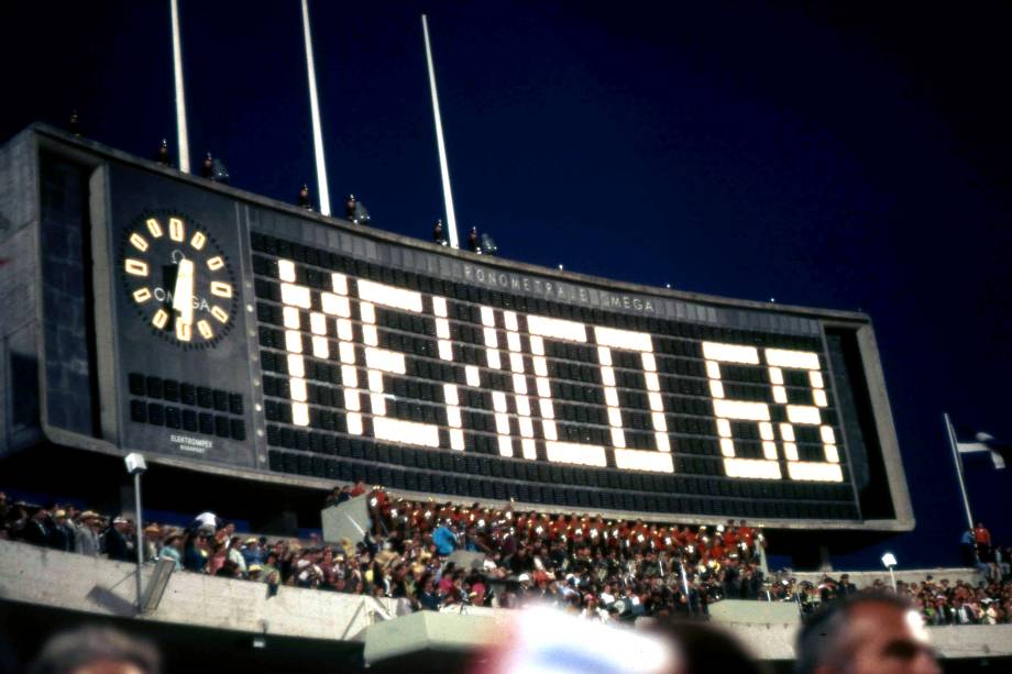 <strong>16. <a href="https://viajeaqui.abril.com.br/cidades/mexico-cidade-do-mexico" target="_blank" rel="noopener">Cidade do México</a>, <a href="https://viajeaqui.abril.com.br/paises/mexico" target="_blank" rel="noopener">México</a>, 1968</strong> Enfim as Olimpíadas davam o ar da graça na América Latina. A tocha olímpica percorreu o mesmo trajeto de Cristóvão Colombo quando chegou à América: saiu da <a href="https://viajeaqui.abril.com.br/paises/espanha" target="_blank" rel="noopener">Espanha</a>, passou pelas <a href="https://viajeaqui.abril.com.br/paises/bahamas" target="_blank" rel="noopener">Bahamas</a>, até chegar ao México, onde ardeu a pira no Estádio Olímpico (foto)
