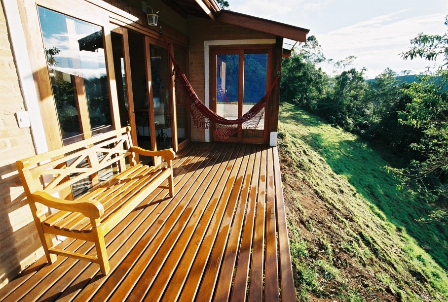 Varanda de um dos chalés da pousada Villa Catarina. A hospedagem tem uma trilha interna que dá acesso à Cachoeira do Cruzeiro