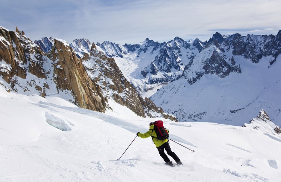 <a href="https://viajeaqui.abril.com.br/cidades/franca-alpes-franceses" rel="Chamonix, França" target="_blank"><strong>Chamonix, França</strong></a><br />        Globalmente renomada por ser o berço de práticas extremas de esqui, muitas vezes definida por “caiu, morreu”, Chamonix tem alguns dos melhores pontos de esqui acessados por teleféricos, além de terrenos menos perigosos para não-experts. Localizada em um vale próximo à interseção entre França, Itália e Suíça, a cidade fica à sombra do pico mais alto dos Alpes, o Mont Blanc, com 4.810 metros de altura. As estadias variam das mais acessíveis aos hotéis luxuosos, e apenas um ingresso garante acesso às 11 zonas de esqui diferentes, com descidas verticais de mais de 2.743 metros