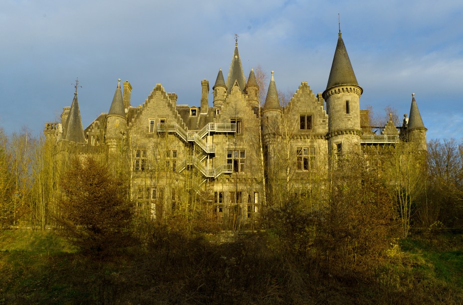 <strong>Château Miranda, <a href="https://viajeaqui.abril.com.br/paises/belgica" rel="Bélgica" target="_blank">Bélgica</a></strong>    Construído em 1866 pelo arquiteto inglês Edward Milner, o castelo neogótico, que também atende pelo nome de Château de Noisy, tinha o objetivo de servir como moradia para o clã francês Liedekerke-Beaufort, que procurava um lugar para fugir durante a Revolução Francesa. Com o falecimento de Edward, a construção ficaria inacabada e sob os cuidados da família até ser invadida por nazistas durante a Segunda Guerra Mundial. Nos anos posteriores, a construção teve várias funções distintas, dentre elas: a moradia de empregados de uma empresa ferroviária, colônia de férias e até orfanato. O estado de completo abandono do local começou em 1991, ano em que a família passou a ter dificuldades em manter a propriedade graças aos altos investimentos que a mesma exigia. Posteriormente, o governo belga tentou adquirir a posse do castelo, mas teve o pedido negado pelos herdeiros e hoje encontra-se inabitado e em estado de ruínas