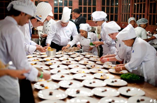 Chefs trabalham durante a última edição do festival, em 2012 Chefs trabalham durante a última edição do festival, em 2012