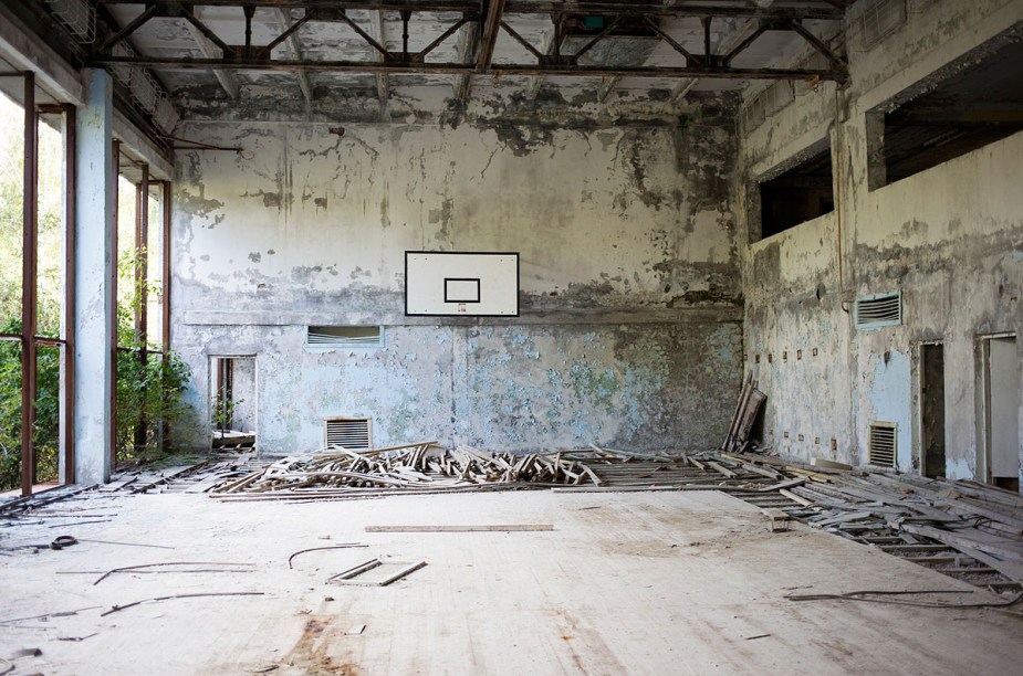 Da quadra de basquete, só restou o quadro da cesta