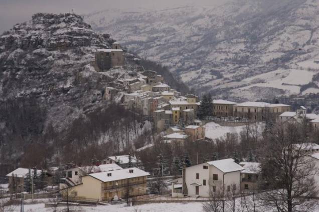 <strong>Chietti </strong> Na região montanhosa dos Abruzzi, Chietti foi edificada no alto de uma montanha, em um cenário quase irreal. Cidades de difícil acesso, que no passado facilitavam sua defesa, também proporcionaram o isolamente necessário para que certos costumes se mantivessem quase imutáveis mesmo nos dias de hoje. <strong>Chietti </strong> Na região montanhosa dos Abruzzi, Chietti foi edificada no alto de uma montanha, em um cenário quase irreal. Cidades de difícil acesso, que no passado facilitavam sua defesa, também proporcionaram o isolamente necessário para que certos costumes se mantivessem quase imutáveis mesmo nos dias de hoje.