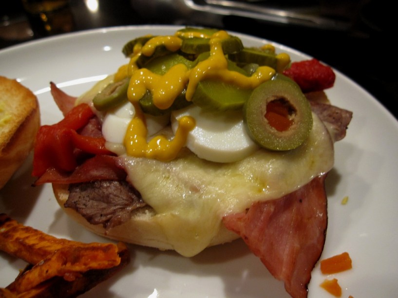 <strong>Chivito, <a href="https://viajeaqui.abril.com.br/paises/uruguai" rel="Uruguai" target="_blank">Uruguai</a></strong>Um mega-sanduíche com filé mignon, queijo, bacon, ovo cozido, azeitonas e alguns molhos misteriosos (tudo depende da barraca que você escolheu). Junto com o <em>asado</em>, é o prato nacional.