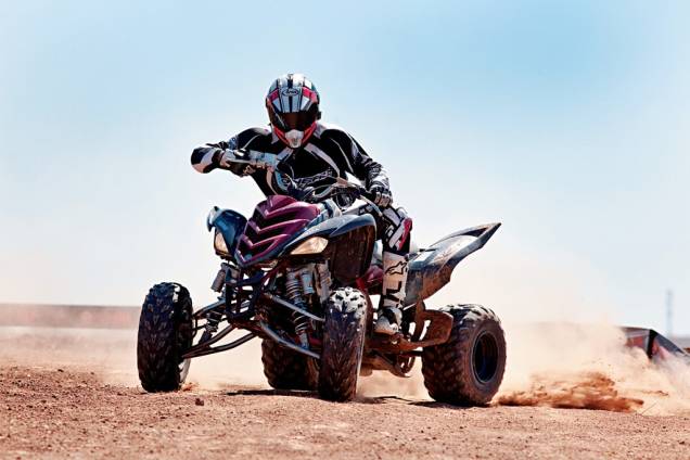 <strong>Trilhas off-road</strong>Para o papai ativo, que gosta de carros e gosta de aventura, trilhas off-road, seja em veículos 4x4, quadriciclos ou motos, são a pedida. O Brasil ainda não tem a cultura de rally que já tomou conta de <a href="https://viajeaqui.abril.com.br/paises/argentina" rel="Argentina" target="_blank">Argentina</a>, <a href="https://viajeaqui.abril.com.br/paises/finlandia" rel="Finlândia " target="_blank">Finlândia </a>e <a href="https://viajeaqui.abril.com.br/paises/suecia" rel="Suécia" target="_blank">Suécia</a>, mas estamos no bom caminho.Montadoras de automóveis organizam provas amadoras, enquanto que clubes de entusiastas metem o pé na lama desafiando caminhos onde o asfalto nunca chegou (ou desfez-se a muito tempo). Mais longe, o sudoeste norte-americano é repleto de bons roteiros em estados como Nevada, Califórnia, Colorado e Novo México. A infraestrutura é impecável, com trilhas demarcadas por navegadores GPS, área de reabastecimento de água e combustível e até pequenos containêres com equipamento de sobrevivência. A paisagem, claro, é inesquecível <strong>Trilhas off-road</strong>Para o papai ativo, que gosta de carros e gosta de aventura, trilhas off-road, seja em veículos 4x4, quadriciclos ou motos, são a pedida. O Brasil ainda não tem a cultura de rally que já tomou conta de <a href="https://viajeaqui.abril.com.br/paises/argentina" rel="Argentina" target="_blank">Argentina</a>, <a href="https://viajeaqui.abril.com.br/paises/finlandia" rel="Finlândia " target="_blank">Finlândia </a>e <a href="https://viajeaqui.abril.com.br/paises/suecia" rel="Suécia" target="_blank">Suécia</a>, mas estamos no bom caminho.Montadoras de automóveis organizam provas amadoras, enquanto que clubes de entusiastas metem o pé na lama desafiando caminhos onde o asfalto nunca chegou (ou desfez-se a muito tempo). Mais longe, o sudoeste norte-americano é repleto de bons roteiros em estados como Nevada, Califórnia, Colorado e Novo México. A infraestrutura é impecável, com trilhas demarcadas por navegadores GPS, área de reabastecimento de água e combustível e até pequenos containêres com equipamento de sobrevivência. A paisagem, claro, é inesquecível