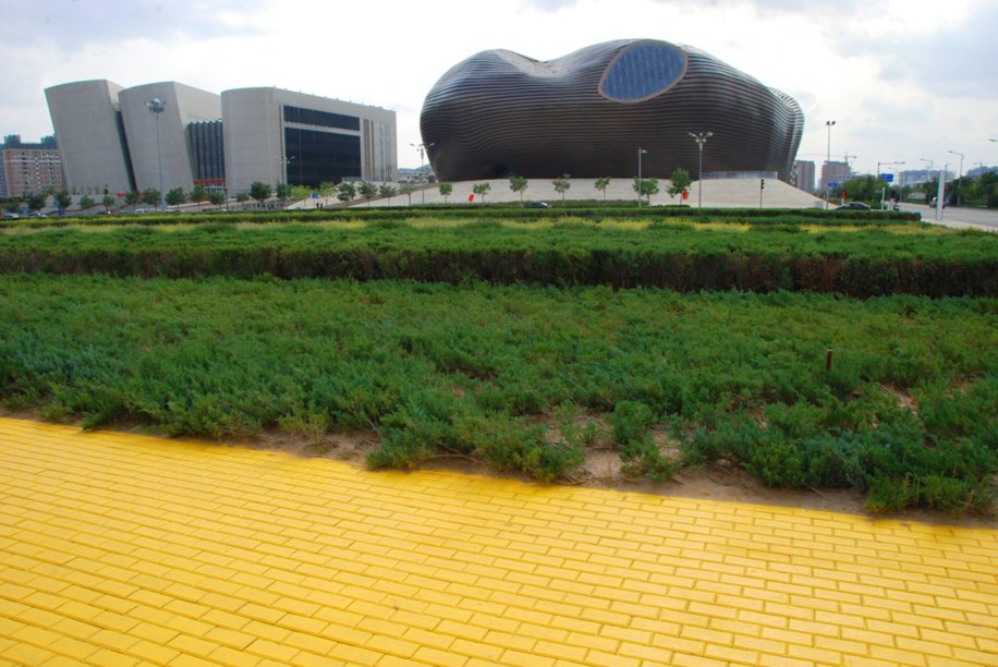 <strong>Cidade de Ordos, <a href="https://viajeaqui.abril.com.br/paises/china" rel="China" target="_blank">China</a></strong>    Com uma área de mais de 86 mil km2, Ordos ficou conhecida como a maior cidade fantasma do mundo. Fundada em 26 de fevereiro de 2001, ela tinha o objetivo de servir como uma das cidades futurísticas mais impactantes da China. O problema foi que os altos investimentos desembolsados para a região, projetada para abrigar mais de um milhão de habitantes, sofreu com a falta de verba e por problemas graves em torno dos financiamentos imobiliários. A consequência disso foi que a maior parte dos seus possíveis moradores preferiram migrar para outros centros urbanos, enquanto outros permaneceram em suas residências rurais. Hoje em dia, boa parte de seus edifícios encontra-se em completo estado de decadência