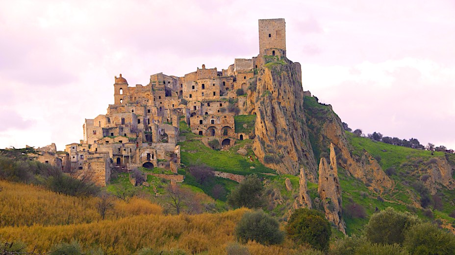 <strong>Cidade Fantasma de Craco, <a href="https://viajeaqui.abril.com.br/paises/italia" rel="Itália" target="_blank">Itália</a></strong>    As origens da cidade são extremamente antigas: há registros sobre ela datados de VIII a.C., o que se reflete em suas construções e ruínas bem conservadas pelo tempo. O abandono da região se deu por conta de deslizamentos de terra, visto que a cidade de solo calcário possui uma localização estratégica no topo de uma colina, que fez com que seus antigos moradores deixassem suas casas sob ameaças de soterramento. Sua beleza, no entanto, fez com que ela ficasse sob a mira de turistas curiosos que passam pela província de Matera, onde Craco se localiza, e a colocou na mira de produtores. Sua paisagens serviram de cenário para vários filmes, como <em>A Paixão de Cristo</em>, de Mel Gibson, e <em>007 – Quantum Of Solace</em>