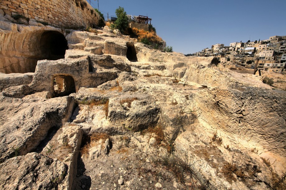 <strong>Cidade de Davi </strong>(local sagrado para o judaísmo)Ao sul do Monte do Templo, é o local mais antigo de Jerusalém, com registros de ocupação pelos jebuseus, povo cananeu, no século 20 a.C. Segundo a narrativa judaica, o rei Davi tomou-lhes a cidade por volta do ano 1000 a.C. para torná-la sua capital