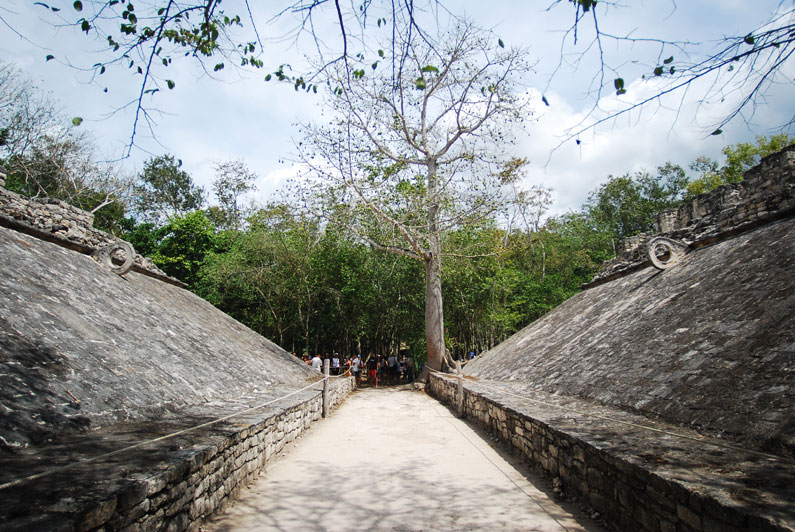 <strong>11. Cobá</strong>A 40 quilômetros de Tulum, Cobá é outro sítio arqueológico de destaque na Riviera Maia. Na foto, o campo onde era disputado o "jogo de pelota", o futebol maia, em que o objetivo era fazer com que uma bola produzida a partir do látex extraído das árvores passasse por dentro dos aros situados nas laterais