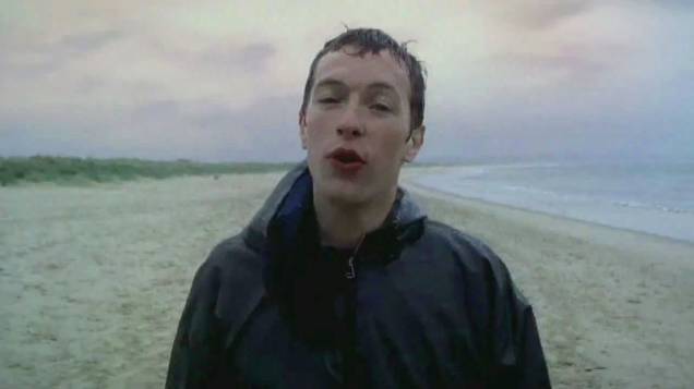 <strong>8. <a href="https://www.youtube.com/watch?v=yKNxeF4KMsY" rel="Coldplay – Yellow" target="_blank">Coldplay – Yellow</a> - Praia em Studland Bay, Dorset, Sudoeste da <a href="https://viajeaqui.abril.com.br/paises/reino-unido?iframe=true" rel="Inglaterra" target="_self">Inglaterra</a></strong> É uma das músicas mais famosas da banda britânica, inclusa no álbum de estreia <em>Parachutes</em> – aclamado pela crítica e pelo público. A letra é melancólica e fala de um amor não correspondido, um tema bem recorrente de bandas com a pegada do vocalista Chris Martin. <strong><a href="https://www.youtube.com/watch?v=yKNxeF4KMsY" rel="Assista aqui" target="_blank">Assista aqui</a></strong> <strong>8. <a href="https://www.youtube.com/watch?v=yKNxeF4KMsY" rel="Coldplay – Yellow" target="_blank">Coldplay – Yellow</a> - Praia em Studland Bay, Dorset, Sudoeste da <a href="https://viajeaqui.abril.com.br/paises/reino-unido?iframe=true" rel="Inglaterra" target="_self">Inglaterra</a></strong> É uma das músicas mais famosas da banda britânica, inclusa no álbum de estreia <em>Parachutes</em> – aclamado pela crítica e pelo público. A letra é melancólica e fala de um amor não correspondido, um tema bem recorrente de bandas com a pegada do vocalista Chris Martin. <strong><a href="https://www.youtube.com/watch?v=yKNxeF4KMsY" rel="Assista aqui" target="_blank">Assista aqui</a></strong>