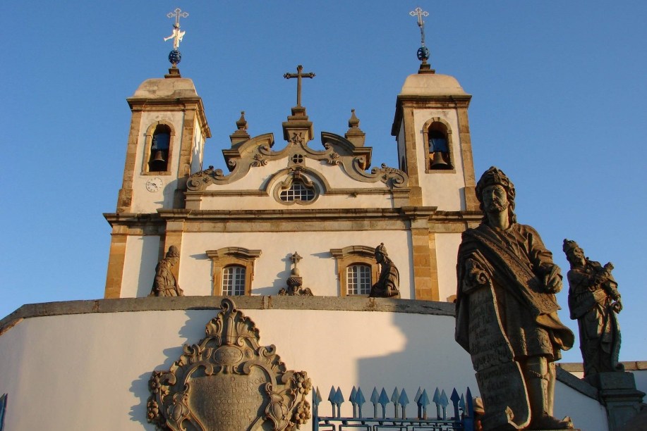 <strong>Santuário de Bom Jesus de Matosinhos em Congonhas, Minas Gerais</strong> Se um dos fatores que fez Ouro Preto tornar-se Patrimônio da Humanidade foi a obra de Aleijadinho, presente em quase toda igreja da cidade mineira, imagine uma construção repleta de obras do maior artista barroco brasileiro. É claro que o Santuário de Congonhas entraria na lista da Unesco. Construído na segunda metade do século 18, o Santuário de Bom Jesus de Matosinhos tem um interior inspirado no rococó italiano, sete capelas que ilustram a Via Crucis e uma escadaria exterior decorada com estátuas dos profetas católicos. Feitas em pedra-sabão, as estátuas são legítimas representantes da arte de Aleijadinho – um barroco muito mais latinoamericano, e por isso mesmo, mais original.   <a href="https://www.booking.com/searchresults.pt-br.html?aid=332455&sid=605c56653290b80351df808102ac423d&sb=1&src=index&src_elem=sb&error_url=https%3A%2F%2Fwww.booking.com%2Findex.pt-br.html%3Faid%3D332455%3Bsid%3D605c56653290b80351df808102ac423d%3Bsb_price_type%3Dtotal%26%3B&ss=Congonhas%2C+Minas+Gerais%2C+Brasil&checkin_monthday=&checkin_month=&checkin_year=&checkout_monthday=&checkout_month=&checkout_year=&no_rooms=1&group_adults=2&group_children=0&b_h4u_keep_filters=&from_sf=1&ss_raw=Congonhas&ac_position=1&ac_langcode=xb&dest_id=-638229&dest_type=city&place_id_lat=-20.50152&place_id_lon=-43.85646&search_pageview_id=6f2180bf8f7c005d&search_selected=true&search_pageview_id=6f2180bf8f7c005d&ac_suggestion_list_length=5&ac_suggestion_theme_list_length=0" target="_blank" rel="noopener"><em>Busque hospedagens em Congonhas. </em></a>