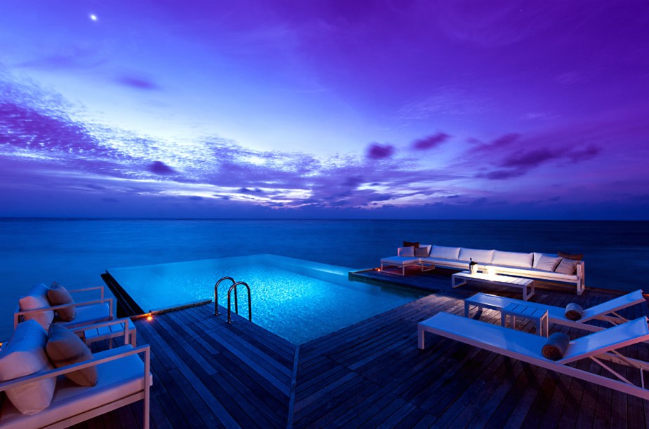 A visão da piscina se mistura com a do mar. Por aqui, há diversas atividades esportivas para atender ao visitante, que também pode relaxar no spa bem estruturado. As acomodações são espaçosas e bem decoradas <em><a href="https://www.booking.com/hotel/mv/conrad-maldives-rangali-island.pt-br.html?aid=332455&label=viagemabril-as-piscinas-mais-incriveis-do-mundo" target="_blank">Veja os preços do Conrad Maldives no Booking.com</a></em>