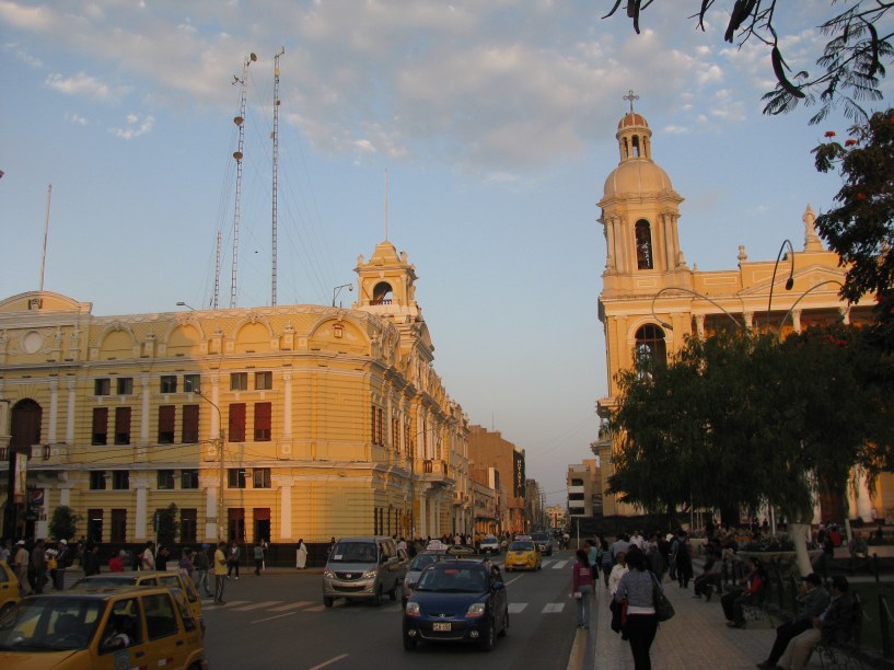 Praça central de Chiclayo, norte do Peru, com Palácio Municipal e Catedral