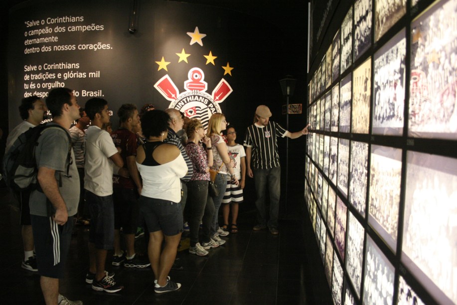 Fernando Wanner, nosso guia durante a <strong>visita monitorada pelo Parque São Jorge</strong> (com a camisa do <strong>Corinthians</strong>), mostra os principais momentos da história do Timão