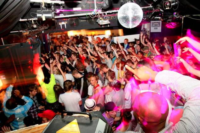 Southbank também abriga duas das melhores baladas da cidade: <strong>Cable<em> </em></strong><em>(33a Bermondsey Street Tunnel, <a href="https://cable-london.com" rel="cable-london.com" target="_blank">cable-london.com</a>) </em>e <strong>Corsica Studios</strong> <em>(foto; 4-5 Elephant Road, <a href="https://corsicastudios.com" rel="corsicastudios.com" target="_blank">corsicastudios.com</a>)</em>, ambas construídas em áreas vazias sob pontes do metrô. Southbank também abriga duas das melhores baladas da cidade: <strong>Cable<em> </em></strong><em>(33a Bermondsey Street Tunnel, <a href="https://cable-london.com" rel="cable-london.com" target="_blank">cable-london.com</a>) </em>e <strong>Corsica Studios</strong> <em>(foto; 4-5 Elephant Road, <a href="https://corsicastudios.com" rel="corsicastudios.com" target="_blank">corsicastudios.com</a>)</em>, ambas construídas em áreas vazias sob pontes do metrô.