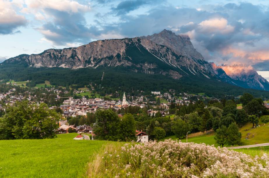 <strong>4. <a href="https://viajeaqui.abril.com.br/materias/cortina-dampezzo-belas-paisagens-para-esquiar-nos-alpes" rel="CORTINA" target="_blank">CORTINA</a> & <a href="https://viajeaqui.abril.com.br/cidades/italia-veneza" rel="VENEZA" target="_blank">VENEZA</a></strong>    Nos Alpes italianos, <a href="https://viajeaqui.abril.com.br/materias/cortina-dampezzo-belas-paisagens-para-esquiar-nos-alpes" rel="Cortina dAmpezzo" target="_blank">Cortina dAmpezzo</a> (foto) faz parte das Dolomitas, uma bela cordilheira pontiaguda tombada pela Unesco. Conhecida pela ótima infra, além das belas paisagens, a cidade atrai turistas até no verão para a prática de trekking, mountain biking e escaladas. Este tour tem quatro noites em Cortina, no <a href="https://www.hoteleuropacortina.it/" rel="Europa" target="_blank">Europa</a>, e duas em <a href="https://viajeaqui.abril.com.br/cidades/italia-veneza" rel="Veneza" target="_blank">Veneza</a>, no <a href="https://www.royalsanmarcovenice.com/pt/" rel="Royal San Marco" target="_blank">Royal San Marco</a>. Como as cidades ficam a duas horas uma da outra, inclui carro alugado para a bela viagem.    <strong>Quando: </strong>em agosto    <strong>Quem leva:</strong> <a href="https://abreutur.com.br/Default.aspx" rel="Abreu" target="_blank">Abreu</a>    <strong>Quanto:</strong> US$1 860