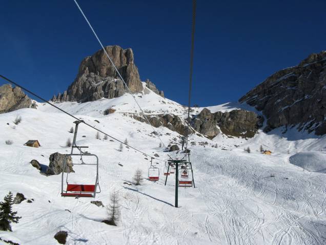 <strong><a href="https://viajeaqui.abril.com.br/cidades/italia-cortina-dampezzo" rel="Cortina dAmpezzo, Itália" target="_blank">Cortina dAmpezzo, Itália</a></strong><br /> Os picos e rochedos das Dolomitas, compacta coleção de maciços nos Alpes, tornam as áreas de esqui em Cortina as mais lindas do mundo. É o resort mais luxuoso da Itália, onde as pessoas estão mais interessadas em socializar do que em esquiar. Mas isso é bom, porque as decidas não são concorridas, pelo menos para o padrão europeu. Sim, é possível se hospedar e se alimentar sem gastar uma fortuna, mas as áreas de esqui são espalhadas e é necessário utilizar táxi para aproveitar o potencial da Cortina. Socrepes e Mietres são pistas ideais para crianças e iniciantes <strong><a href="https://viajeaqui.abril.com.br/cidades/italia-cortina-dampezzo" rel="Cortina dAmpezzo, Itália" target="_blank">Cortina dAmpezzo, Itália</a></strong><br /> Os picos e rochedos das Dolomitas, compacta coleção de maciços nos Alpes, tornam as áreas de esqui em Cortina as mais lindas do mundo. É o resort mais luxuoso da Itália, onde as pessoas estão mais interessadas em socializar do que em esquiar. Mas isso é bom, porque as decidas não são concorridas, pelo menos para o padrão europeu. Sim, é possível se hospedar e se alimentar sem gastar uma fortuna, mas as áreas de esqui são espalhadas e é necessário utilizar táxi para aproveitar o potencial da Cortina. Socrepes e Mietres são pistas ideais para crianças e iniciantes