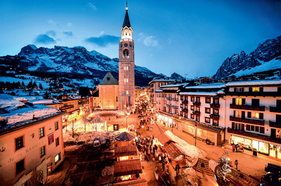 <strong>6. <a href="https://viajeaqui.abril.com.br/materias/cortina-dampezzo-belas-paisagens-para-esquiar-nos-alpes" rel="Cortina DAmpezzo, na Itália" target="_blank">Cortina DAmpezzo, na Itália</a></strong>            A luz quente da vila italiana contra a fria paisagem destaca as construções históricas e o ar familiar da região