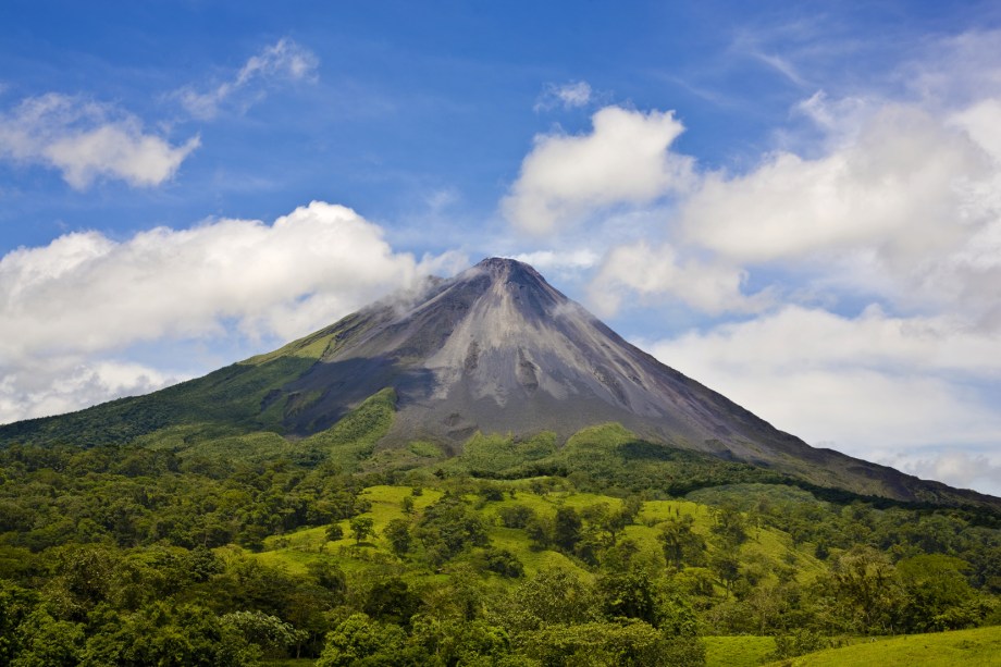 Com 26% de sua área protegida por parques nacionais e reservas ecológicas, a <a href="https://viajeaqui.abril.com.br/paises/costa-rica" target="_blank">Costa Rica </a>é o país com maior porcentagem de território regido por leis de proteção ambiental e continua no caminho da conservação. O país foi o primeiro do mundo a produzir café com carbono neutro, o <em>café dota</em> é certificado pela organização Carbon Clear e pelo British Standards Institution (Instituto Britânico de Qualidade). Para conseguir essa certificação é preciso provar que a produção não aumenta a quantidade de gases do efeito estufa no planeta