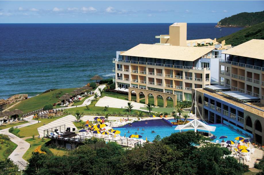 <strong>Costão do Santinho Resort (Florianópolis, SC) </strong>Para divertir as crianças, o <a href="https://viajeaqui.abril.com.br/estabelecimentos/br-sc-florianopolis-hospedagem-costao-do-santinho-resort" rel="Costão do Santinho">Costão do Santinho</a>, eleito pela sétima vez o melhor resort de praia do Prêmio Viagem e Turismo 2012/2013, vai promover uma festa de boas-vindas, a tradicional caçada aos ovinhos de Páscoa, visita à Casa do Coelho e a Festa “Chocofest”, com uma mesa recheada de doces e oficinas para decorar os ovos de chocolate.O pacote de quatro noites, em apartamento standard, custa R$ 2 197 por pessoa.