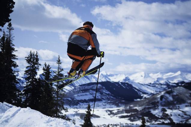 <strong>Crested Butte, Colorado, Estados Unidos</strong><br /> Assim como Aspen e Telluride, também no Colorado, Crested Butte foi uma cidade voltada para a mineração e preserva até hoje construções históricas cercadas de paisagem impressionante. Crested, entretanto, é mais decoladas que as outras, tem um quê de contracultura. Opções de compras são limitadas nessa cidade de 1.487 habitantes, mas esse é o propósito: não se vai para lá para fazer compras ou para ser visto. Vai-se para esquiar e aproveitar um dos locais mais eletrizantes e aventurosos das Montanhas Rochosas. Tanto iniciantes como experts são bem servidos <strong>Crested Butte, Colorado, Estados Unidos</strong><br /> Assim como Aspen e Telluride, também no Colorado, Crested Butte foi uma cidade voltada para a mineração e preserva até hoje construções históricas cercadas de paisagem impressionante. Crested, entretanto, é mais decoladas que as outras, tem um quê de contracultura. Opções de compras são limitadas nessa cidade de 1.487 habitantes, mas esse é o propósito: não se vai para lá para fazer compras ou para ser visto. Vai-se para esquiar e aproveitar um dos locais mais eletrizantes e aventurosos das Montanhas Rochosas. Tanto iniciantes como experts são bem servidos