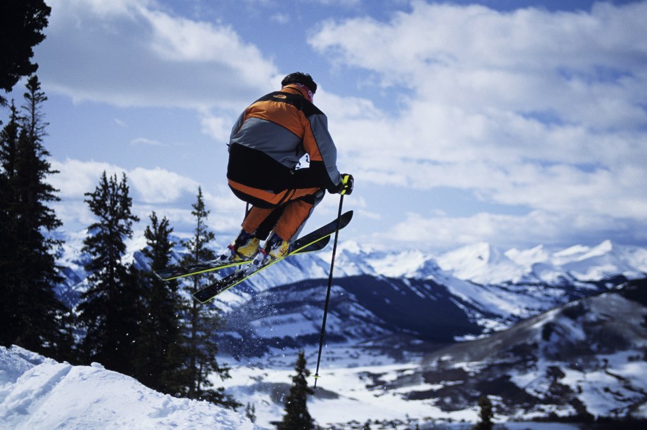 <strong>Crested Butte, Colorado, Estados Unidos</strong><br />        Assim como Aspen e Telluride, também no Colorado, Crested Butte foi uma cidade voltada para a mineração e preserva até hoje construções históricas cercadas de paisagem impressionante. Crested, entretanto, é mais decoladas que as outras, tem um quê de contracultura. Opções de compras são limitadas nessa cidade de 1.487 habitantes, mas esse é o propósito: não se vai para lá para fazer compras ou para ser visto. Vai-se para esquiar e aproveitar um dos locais mais eletrizantes e aventurosos das Montanhas Rochosas. Tanto iniciantes como experts são bem servidos