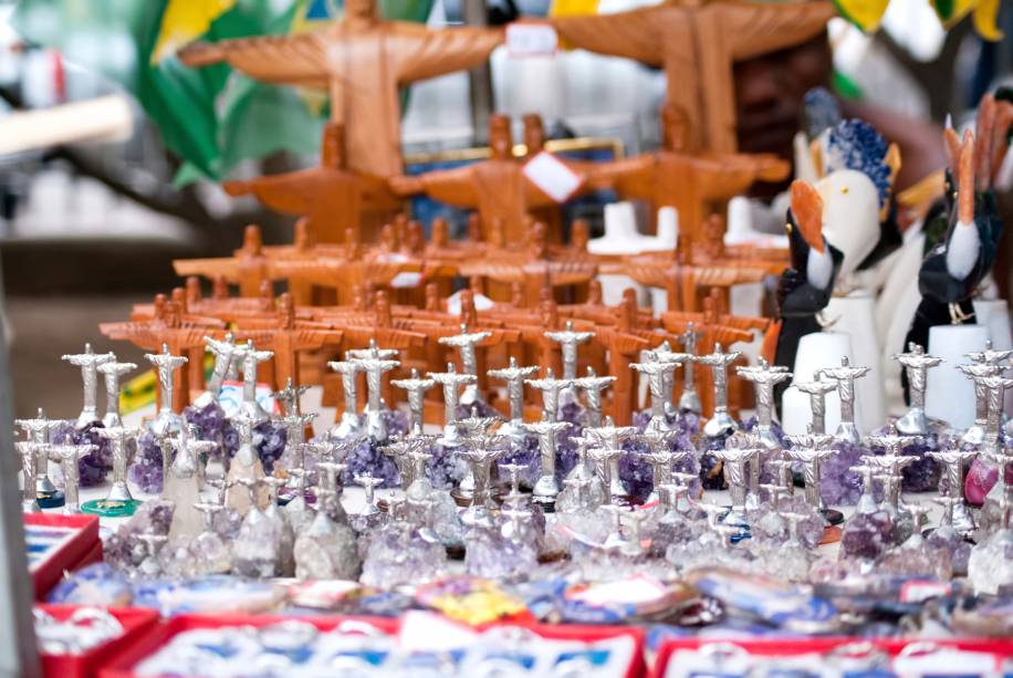 As belezas da <a href="https://gutenberg.viagemeturismo.abril.com.br/cidades/rio-de-janeiro-7/" target="_blank">Cidade Maravilhosa</a> são muitas, mas não tem como competir: o <a href="https://viajeaqui.abril.com.br/estabelecimentos/br-rj-rio-de-janeiro-atracao-cristo-redentor-corcovado" target="_blank">Cristo</a> é quem reina no quesito lembracinhas