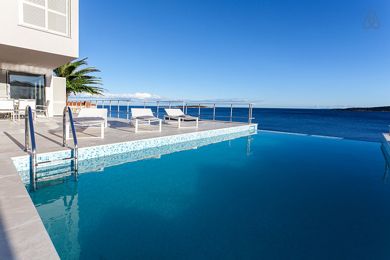 <a href="https://www.airbnb.com.br/rooms/2670849" rel="20. Ilha de Vis, Croácia" target="_blank"><strong>20. Ilha de Vis, Croácia</strong></a>A casa modernosa com piscina de borda infinita e vista para o mar Adriático é de tirar o fôlego! Ela fica na ilha de Vis, perto da cidade de <a href="https://viajeaqui.abril.com.br/cidades/croacia-split" rel="Split" target="_blank">Split</a>