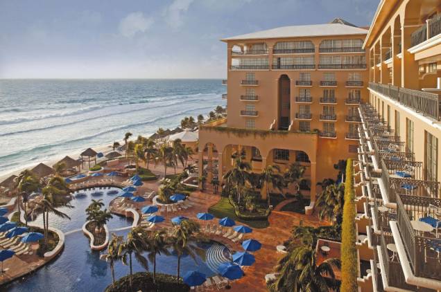Sejam no sistema all-inclusive, com spas maravilhosos ou com praias exclusivas, boa parte dos <strong>hotéis e resorts </strong>do <a href="https://viajeaqui.abril.com.br/continentes/caribe" target="_blank" rel="noopener"><strong>Caribe </strong></a>primam por sua excelência. Nem todos possuem decoração de bom gosto, cozinha autêntica ou boa manutenção, tal é o entra e sai de turistas que enchem seus quartos. Em alguns casos, coquetéis como piñas coladas e cuba libres de resorts all-inclusive são uma vergonha. Mesmo assim, há estabelecimentos para todos os bolsos e gostos. Há quem prefira shows de reggae até o sol raiar, assim como aqueles que elegerão hotéis que não aceitam crianças. Silêncio e relaxamento total. Entre estes dois mundos, há complexos hoteleiros emblemáticos como o <a href="https://viajeaqui.abril.com.br/estabelecimentos/mexico-cancun-hospedagem-ritz-carlton-cancun" target="_blank" rel="noopener">Ritz-Carlton de Cancún</a>, um símbolo do bom atendimento na região, com grandes piscinas, spa, restaurantes estrelados e muita paparicação Sejam no sistema all-inclusive, com spas maravilhosos ou com praias exclusivas, boa parte dos <strong>hotéis e resorts </strong>do <a href="https://viajeaqui.abril.com.br/continentes/caribe" target="_blank" rel="noopener"><strong>Caribe </strong></a>primam por sua excelência. Nem todos possuem decoração de bom gosto, cozinha autêntica ou boa manutenção, tal é o entra e sai de turistas que enchem seus quartos. Em alguns casos, coquetéis como piñas coladas e cuba libres de resorts all-inclusive são uma vergonha. Mesmo assim, há estabelecimentos para todos os bolsos e gostos. Há quem prefira shows de reggae até o sol raiar, assim como aqueles que elegerão hotéis que não aceitam crianças. Silêncio e relaxamento total. Entre estes dois mundos, há complexos hoteleiros emblemáticos como o <a href="https://viajeaqui.abril.com.br/estabelecimentos/mexico-cancun-hospedagem-ritz-carlton-cancun" target="_blank" rel="noopener">Ritz-Carlton de Cancún</a>, um símbolo do bom atendimento na região, com grandes piscinas, spa, restaurantes estrelados e muita paparicação