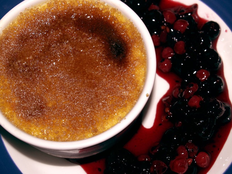 <strong>Crema Catalana, Espanha</strong>Crème brûlée ou crema catalana, inglês, francês ou catalão, o que vale mesmo é uma mistura com consistência cremosa, perfumada ora com favas de baunilha ou cascas de frutas cítricas. Daí é só passar o maçarico para formar uma crosta deliciosamente crocante. Crunch!