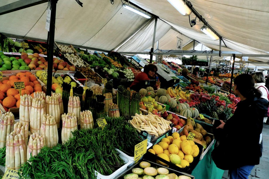 <strong>Mercado de Pádua, Itália</strong>Em um país que tem delícias como o queijo de Parma, o presunto San Danielle, os vinagres balsâmicos de Modena, vinhos de Chianti e cortes de carne extraordinários, bons mercados não faltam. Junte-se a isso o frescor de aspargos, alcachofras, morangos, cogumelos, endívias e ervas e você se deparará com monumentos à boa mesa, de Catanzaro a Gênova, de Roma a Bolonha. Nenhum deles, porém, é tão variado e divertido como o de <a href="https://viajeaqui.abril.com.br/cidades/italia-padua" target="_blank" rel="noopener">Pádua</a>, no Vêneto. Aqui cada produto tem nome e sobrenome. Azeitonas da Ligúria, queijo de cabra da Sardenha, tomates da Campanha. Junto com a basílica de Santo Antônio, esta é uma atração imperdível na cidade.Leia mais: <a href="https://viajeaqui.abril.com.br/materias/48-horas-em-veneza" target="_blank" rel="noopener">48 horas em Veneza</a>