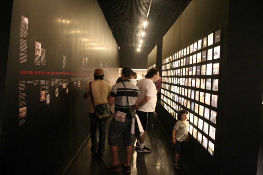 O <strong>Mundo do Corinthians</strong>, no memorial do clube, conta a história do time em um painel com mais de 650 fotos acompanhado de uma linha do tempo. Uma das curiosidades encontradas por lá é no ano de 1930, quando o Corinthians derrotou o Vasco e ganhou o título honorário de Campeão dos Campeões