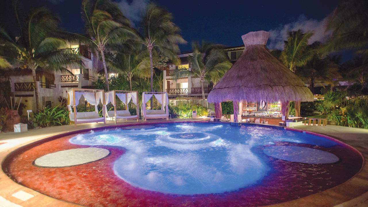 Jacuzzi ao ar livre, onde é permitido fazer sexo no resort de luxo Desire Pearl na Riviera Maia, no México