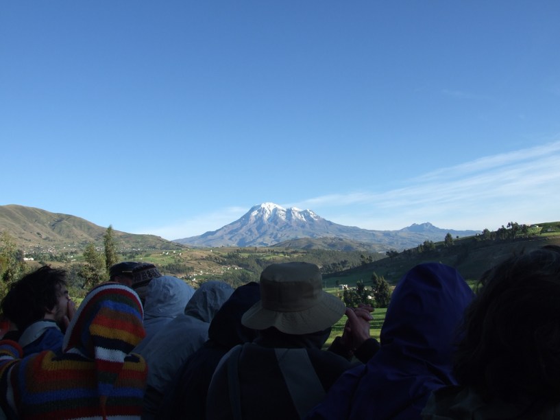 Em momentos estratégicos o maquinista desacelera a composição para que os viajantes possam desfrutar das paisagens e registrar com suas filmadoras e máquinas fotográficas os picos nevados, vulcões e vilarejos que aparecem ao longo do trajeto. Ao fundo, na foto, está o mítico Chimborazo, cujo cume alcança 6.267 metros acima do nível do mar: simplesmente o vulcão mais alto dos Andes equatorianos.