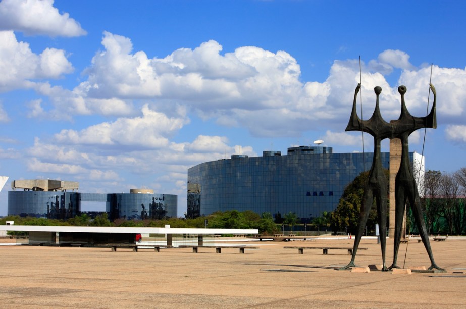 A Praça dos Três Poderes une o Congresso (Poder Legislativo), o Palácio do Planalto (Executivo) e o Supremo Tribunal Federal (Judiciário)