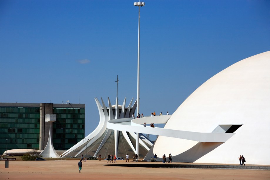 A cúpula branca do <strong>Museu Nacional de Brasília</strong> chama atenção pela enorme rampa de acesso e por uma passarela externa que serve de mirante para a Explanada dos Ministérios. As linhas e a sinuosidade passam uma ideia de leveza (marca do autor, Oscar Niemeyer). Recebe exposição temporárias. 