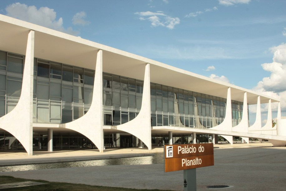 Se você quiser ter um dia de presidente, basta visitar o <strong>Palácio do Planalto</strong>, sede do poder Executivo e onde a presidente Dilma Roussef trabalha. Na sala de audiência, repare nas esculturas de barro do Vale do Jequitinhonha.