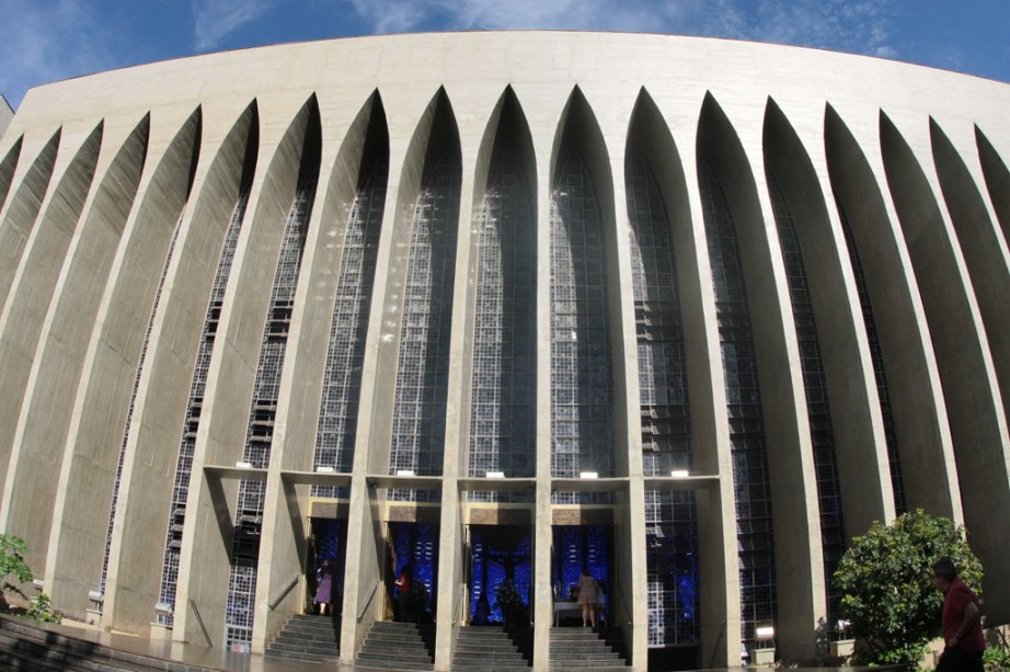 O <strong>Santuário Dom Bosco </strong>não deve nada a Catedral Metropoliana. O que mais chama atenção, aqui, é a luz azul que tinge todo o ambiente. É que, em vez de paredes, a igreja tem vitrais gigantes, que vão do chão ao teto.