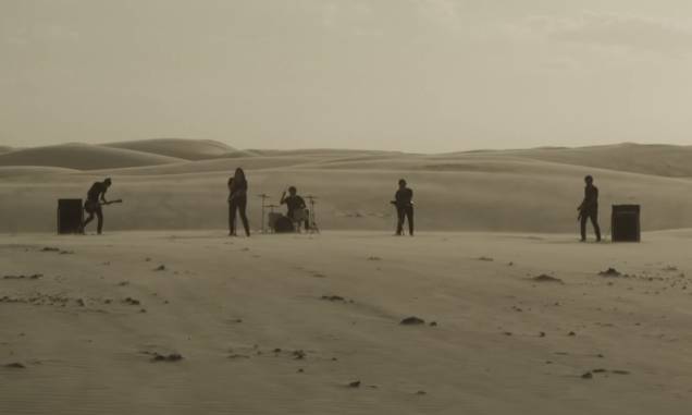 <strong>6. <a href="https://www.youtube.com/watch?v=J1x890Fmqkc" rel="Far From Alaska – Dino vs. Dino" target="_blank">Far From Alaska – Dino vs. Dino</a> – Dunas do Rosado, <a href="https://viajeaqui.abril.com.br/estados/br-rio-grande-do-norte" rel="Rio Grande do Norte" target="_self">Rio Grande do Norte</a> </strong> A banda leva o Alasca no nome, tem músicas cantadas em inglês, mas na verdade é do <a href="https://viajeaqui.abril.com.br/estados/br-rio-grande-do-norte" rel="Rio Grande do Norte" target="_self">Rio Grande do Norte</a>. Formada em 2012 em <a href="https://viajeaqui.abril.com.br/cidades/br-rn-natal" rel="Natal" target="_self">Natal</a> (com integrantes que também vieram de <a href="https://viajeaqui.abril.com.br/cidades/br-sp-sao-paulo" rel="São Paulo" target="_self">São Paulo</a> e <a href="https://viajeaqui.abril.com.br/cidades/br-mt-cuiaba" rel="Cuiabá" target="_self">Cuiabá</a>), eles tocaram na edição 2015 do Lollapalooza e foram elogiados pelo indie rock bem executado. <strong><a href="https://www.youtube.com/watch?v=J1x890Fmqkc" rel="Assista aqui" target="_blank">Assista aqui</a></strong> <em><a href="https://www.booking.com/city/br/areia-branca-br.pt-br.html?sid=efe6c9de408bb8d78e20e017e616e9f8;dcid=1?aid=332455&label=viagemabril-locacoes-de-videoclipes" rel="Veja preços de hotéis próximos às Dunas do Rosado no Booking.com" target="_blank">Veja preços de hotéis próximos às Dunas do Rosado no Booking.com</a></em> <strong>6. <a href="https://www.youtube.com/watch?v=J1x890Fmqkc" rel="Far From Alaska – Dino vs. Dino" target="_blank">Far From Alaska – Dino vs. Dino</a> – Dunas do Rosado, <a href="https://viajeaqui.abril.com.br/estados/br-rio-grande-do-norte" rel="Rio Grande do Norte" target="_self">Rio Grande do Norte</a> </strong> A banda leva o Alasca no nome, tem músicas cantadas em inglês, mas na verdade é do <a href="https://viajeaqui.abril.com.br/estados/br-rio-grande-do-norte" rel="Rio Grande do Norte" target="_self">Rio Grande do Norte</a>. Formada em 2012 em <a href="https://viajeaqui.abril.com.br/cidades/br-rn-natal" rel="Natal" target="_self">Natal</a> (com integrantes que também vieram de <a href="https://viajeaqui.abril.com.br/cidades/br-sp-sao-paulo" rel="São Paulo" target="_self">São Paulo</a> e <a href="https://viajeaqui.abril.com.br/cidades/br-mt-cuiaba" rel="Cuiabá" target="_self">Cuiabá</a>), eles tocaram na edição 2015 do Lollapalooza e foram elogiados pelo indie rock bem executado. <strong><a href="https://www.youtube.com/watch?v=J1x890Fmqkc" rel="Assista aqui" target="_blank">Assista aqui</a></strong> <em><a href="https://www.booking.com/city/br/areia-branca-br.pt-br.html?sid=efe6c9de408bb8d78e20e017e616e9f8;dcid=1?aid=332455&label=viagemabril-locacoes-de-videoclipes" rel="Veja preços de hotéis próximos às Dunas do Rosado no Booking.com" target="_blank">Veja preços de hotéis próximos às Dunas do Rosado no Booking.com</a></em>