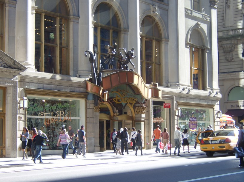 <strong>Disney Store</strong> <em>(1540 Broadway) </em>    O destino oficial em Nova York para encontrar os produtos vendidos nos parques é a Disney Store. A loja é tão mágica quanto os parques e os filmes e tem as clássicas pelúcia, fantasias, roupas e acessórios