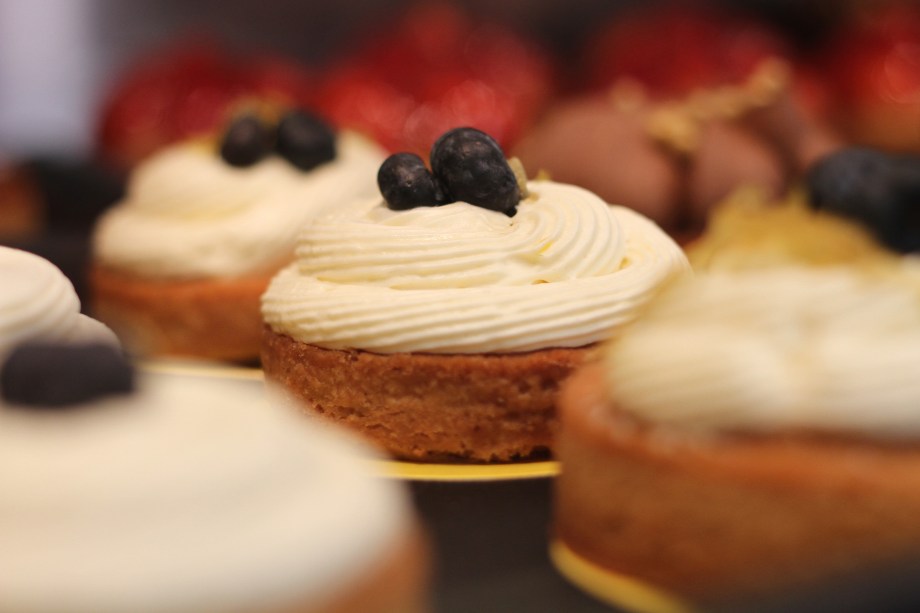 <strong>1. <a href="https://viajeaqui.abril.com.br/estabelecimentos/br-rj-rio-de-janeiro-restaurante-boulangerie-guerin" rel="BOULANGERIE GUERIN" target="_blank">BOULANGERIE GUERIN</a></strong>Comece o dia com um café da manhã numa das lojas da Boulangerie Guerin, charmosa rede de padarias e confeitarias do chef francês Dominique Guerin (para este roteiro, privilegie a unidade em frente à Praça do Lido, em Copacabana). Baguetes crocantes, croissants e brioches disputam o olhar do visitante com éclairs e macarons, entre outras delicadas delícias exibidas na vitrine.<em>Avenida Nossa Senhora de Copacabana, 178 (Copacabana), 3648-7093</em>