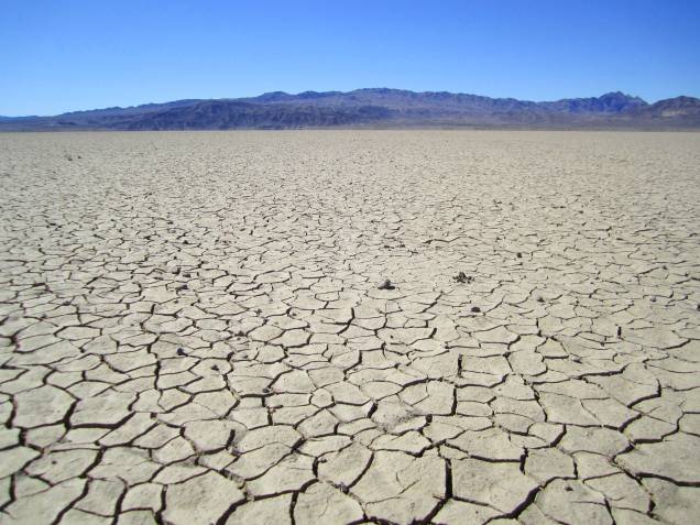 <strong>4. <a href="https://www.youtube.com/watch?v=XS088Opj9o0 " rel="Madonna – Frozen" target="_blank">Madonna – Frozen</a> - Cuddeback Lake, dentro do Deserto de Mojave, Califórnia, <a href="https://viajeaqui.abril.com.br/paises/estados-unidos" rel="Estados Unidos" target="_self">Estados Unidos</a> </strong> O clipe em questão foi filmado no <strong>Deserto de Mojave</strong>, conhecido por suas belas formações e áreas de conservação ambiental. O cenário é tão peculiar que também serviu como locação para clipes de outros artistas, como <a href="https://www.youtube.com/watch?v=Mr_uHJPUlO8" rel="Red Hot Chilli Peppers" target="_blank">Red Hot Chilli Peppers</a>, <a href="https://www.youtube.com/watch?v=9ro0FW9Qt-4" rel="Spice Girls" target="_blank">Spice Girls</a> e <a href="https://www.youtube.com/watch?v=M8uPvX2te0I" rel="Selena Gomez" target="_blank">Selena Gomez</a> <strong>4. <a href="https://www.youtube.com/watch?v=XS088Opj9o0 " rel="Madonna – Frozen" target="_blank">Madonna – Frozen</a> - Cuddeback Lake, dentro do Deserto de Mojave, Califórnia, <a href="https://viajeaqui.abril.com.br/paises/estados-unidos" rel="Estados Unidos" target="_self">Estados Unidos</a> </strong> O clipe em questão foi filmado no <strong>Deserto de Mojave</strong>, conhecido por suas belas formações e áreas de conservação ambiental. O cenário é tão peculiar que também serviu como locação para clipes de outros artistas, como <a href="https://www.youtube.com/watch?v=Mr_uHJPUlO8" rel="Red Hot Chilli Peppers" target="_blank">Red Hot Chilli Peppers</a>, <a href="https://www.youtube.com/watch?v=9ro0FW9Qt-4" rel="Spice Girls" target="_blank">Spice Girls</a> e <a href="https://www.youtube.com/watch?v=M8uPvX2te0I" rel="Selena Gomez" target="_blank">Selena Gomez</a>
