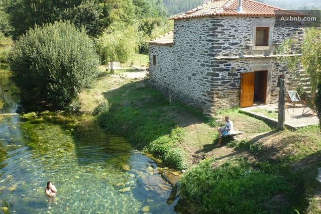 <a href="https://www.airbnb.com.br/rooms/3068586" rel="10. Viana do Castelo, Portugal" target="_blank"><strong>8. Viana do Castelo, Portugal</strong></a>            Localizada a 80 quilômetros de Porto, a casa é uma espécie de chalé que acomoda quatro pessoas