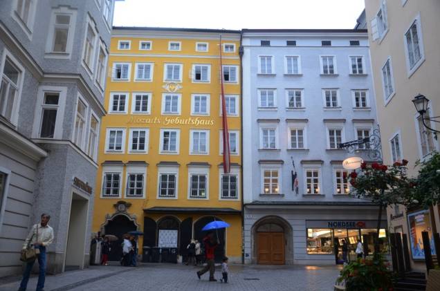 Foi nesse prédio amarelo na rua Getreidegasse que nasceu Wolfgang Amadeus Mozart. Próximo dali, do outro lado do rio Salzach, existe uma outra residência onde teria vivido o grande compositor Foi nesse prédio amarelo na rua Getreidegasse que nasceu Wolfgang Amadeus Mozart. Próximo dali, do outro lado do rio Salzach, existe uma outra residência onde teria vivido o grande compositor