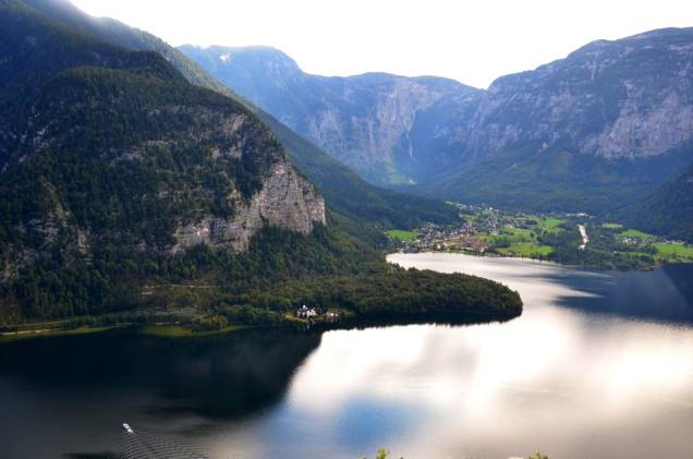 Vista do lago Hallstatter See e do vilarejo de Obertraun, próximos a Hallstatt, na região de Salzkammergut Vista do lago Hallstatter See e do vilarejo de Obertraun, próximos a Hallstatt, na região de Salzkammergut